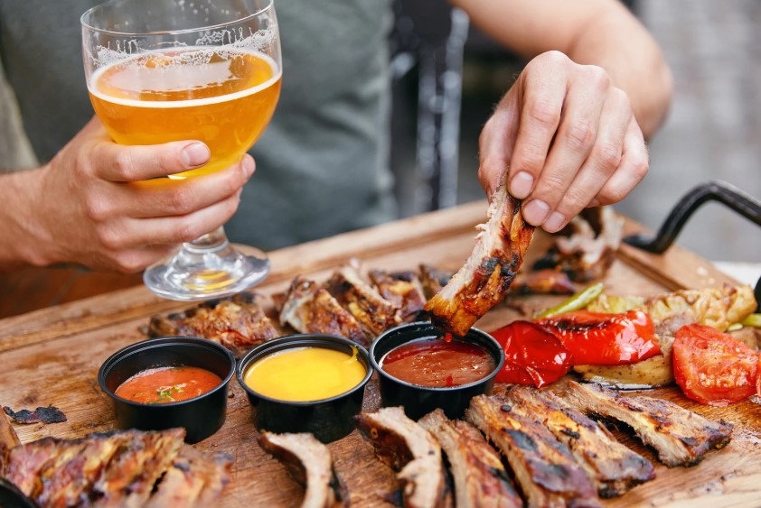 Лучшее времяпрепровождение с друзьями - в ресторане У хромого Пола